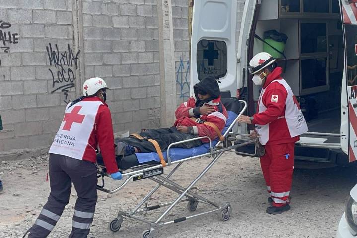 Saltillo: derrapa joven en moto y acaba en el hospital con posible fractura