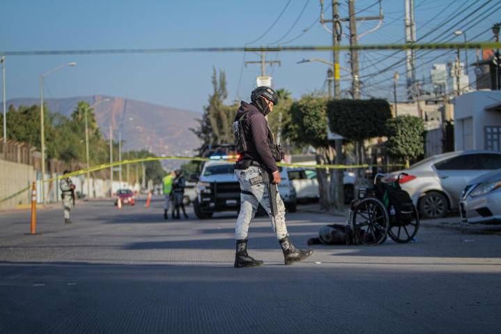 Apuñalan y balean a un hombre en silla de ruedas en la colonia Nueva Tijuana