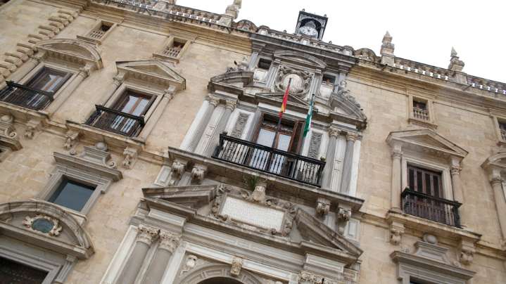 La víctima del agente de Policía Local de Granada condenado por violencia machista pide repetir el juicio