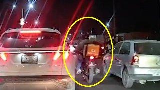 ¡Nivel Dios! Bellaco ‘Inventa’ carril entre dos autos y las redes de Saltillo explotan