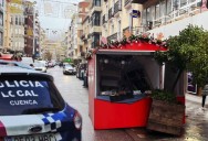 Cuenca | Una furgoneta colisiona contra uno de los puestos navideños con la propietaria dentro