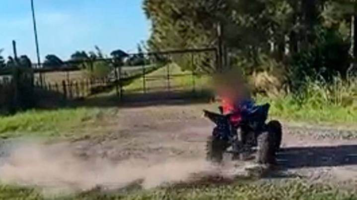 Dejó que su hijo de 5 años manejara un cuatriciclo en la ruta y luego lo justificó: le quitaron la licencia