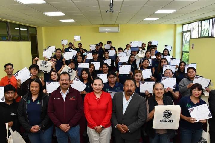 Estudiantes de la UTVM reciben reconocimiento nacional de AMESTUR