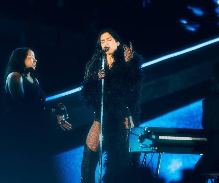 ¡Acaba la gira mundial! Se despide Dua Lipa cantando ‘Amor Prohibido’ de Selena