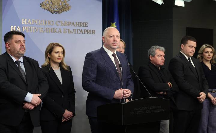 Dimite el gobierno de Bulgaria tras protestas multitudinarias contra corrupción