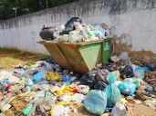 Vecinos de La Cruz denuncian colapso del contenedor de basura por irrespeto de horarios
