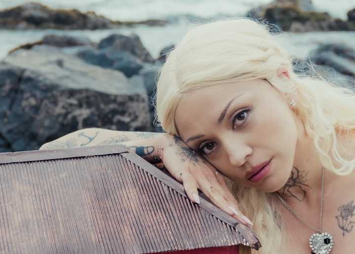 Perfil | Mon Laferte: La viñamarina migrante que se transformó en la voz de América Latina