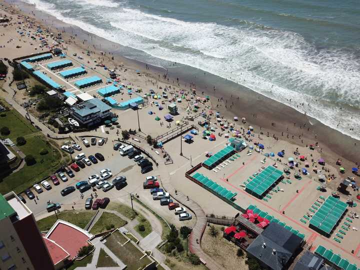 Verano en la Costa: cuánto cuestan las carpas y sombrillas en las playas de Villa Gesell, Mar del Plata o Necochea estas vacaciones 2026