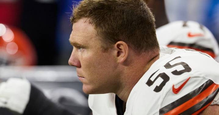 Browns C Ethan Pocic carted off field in game against Titans