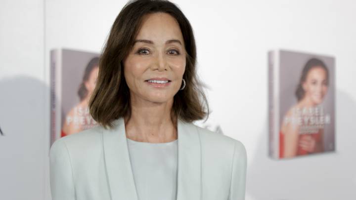 Isabel Preysler deslumbra a los 74 con el traje verde más elegante de la Navidad: el look perfecto para mujeres que quieren ir impecables