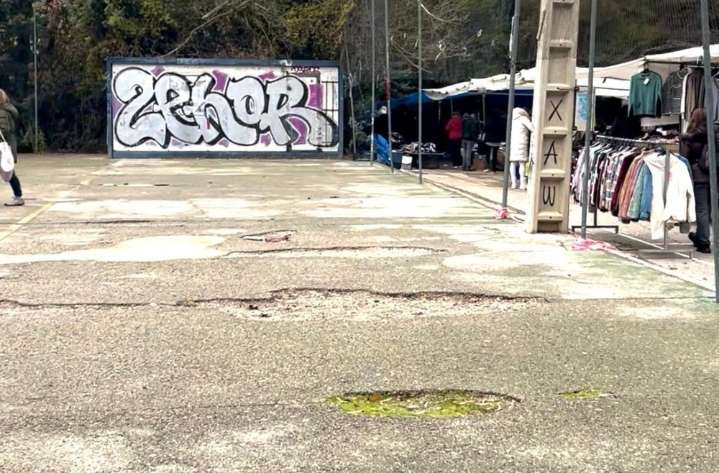 El PP advierte del «peligroso» estado del suelo del mercadillo