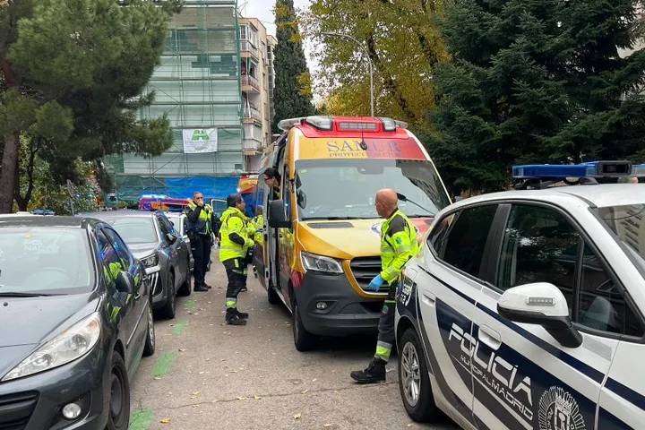 Muere una mujer y sus dos hijos resultan heridos graves tras precipitarse desde un edificio en Madrid