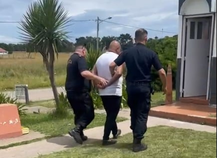 Le engancharon con el camión los cables de luz, salió a la calle y atacó al conductor