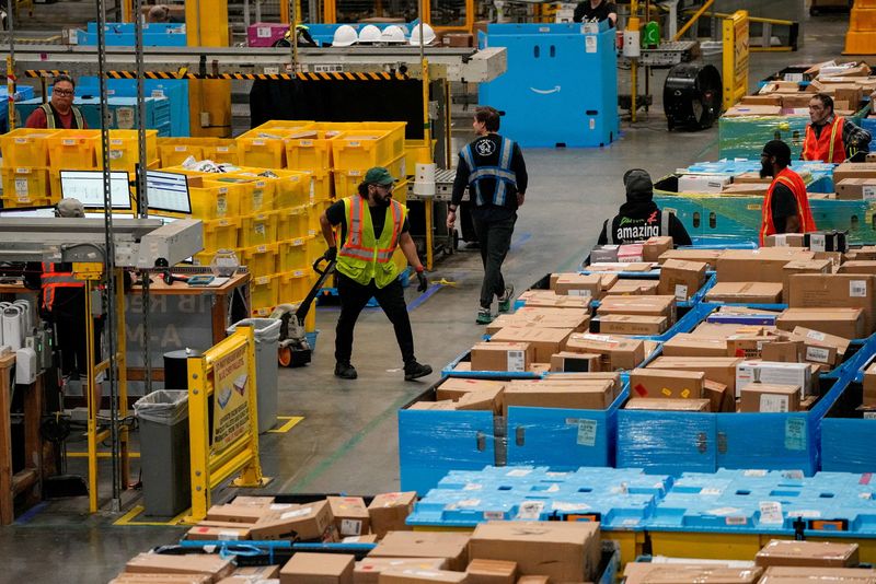 Amazon plans to cut ties with USPS as it builds its own network, WaPo reports