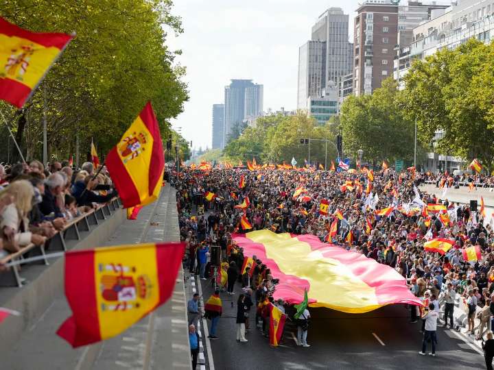 Ciudadanos marchan y exigen elecciones presidenciales en España tras denuncias por corrupción