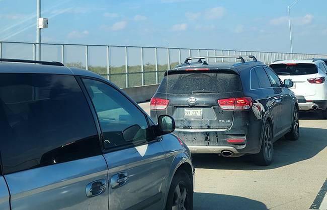 Multaría Texas a mexicanos que porten placas vencidas