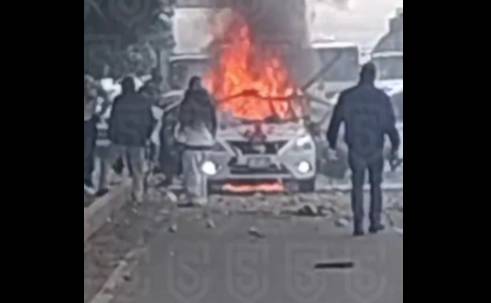 Queda en cenizas auto tras explosión por pirotecnia en la México