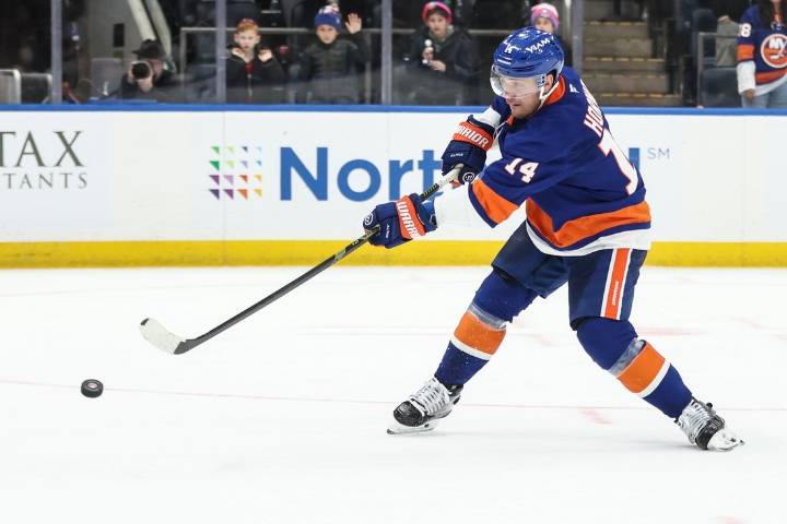 Deadspin | Islanders' Bo Horvat exits due to lower-body injury