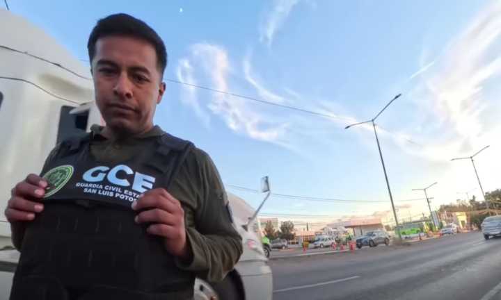 Gallardo ordena “cese fulminante” a policías captados pidiendo “para el refresco”