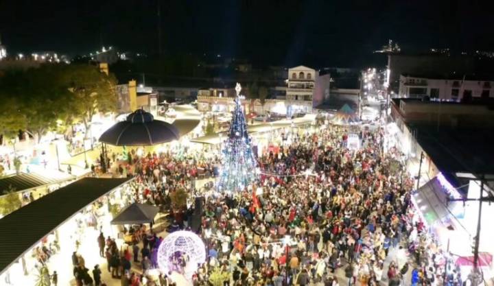 Atotonilco de Tula inicia actividades navideñas con encendido de árbol