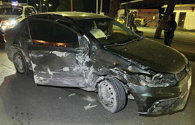 Pierde el control y choca contra muro de concreto