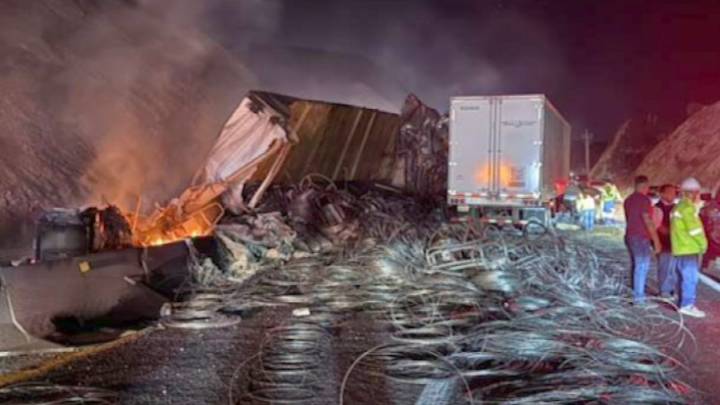 Colapsa tráfico en la Monterrey-Saltillo tras fuerte choque e incendio de tráiler