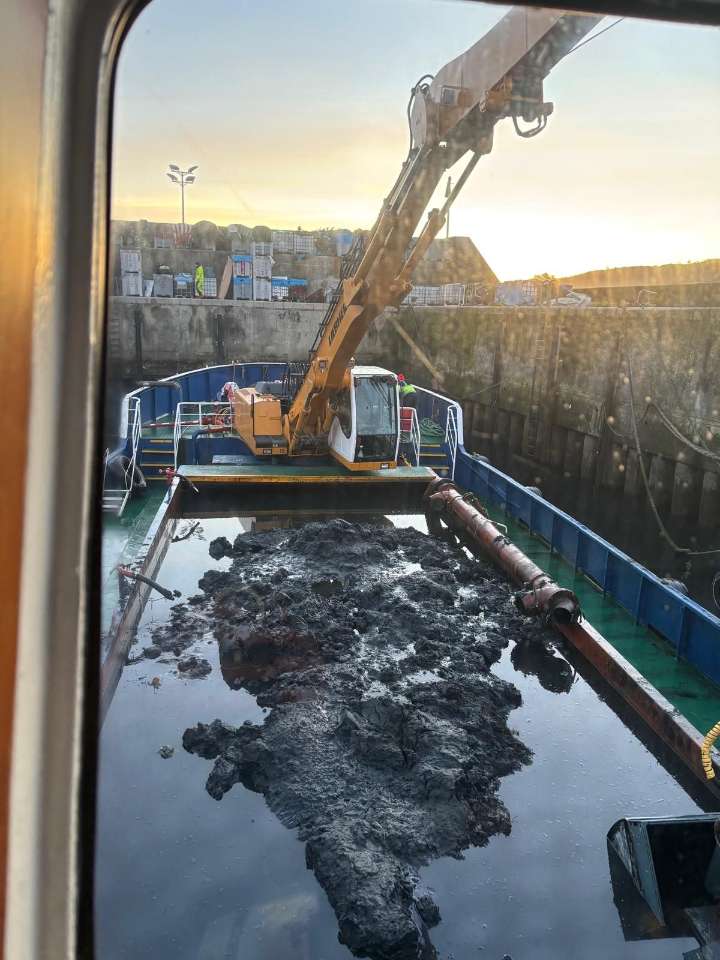 Concluye el dragado de la dársena pesquera del puerto de Llanes: costó 46.000 euros