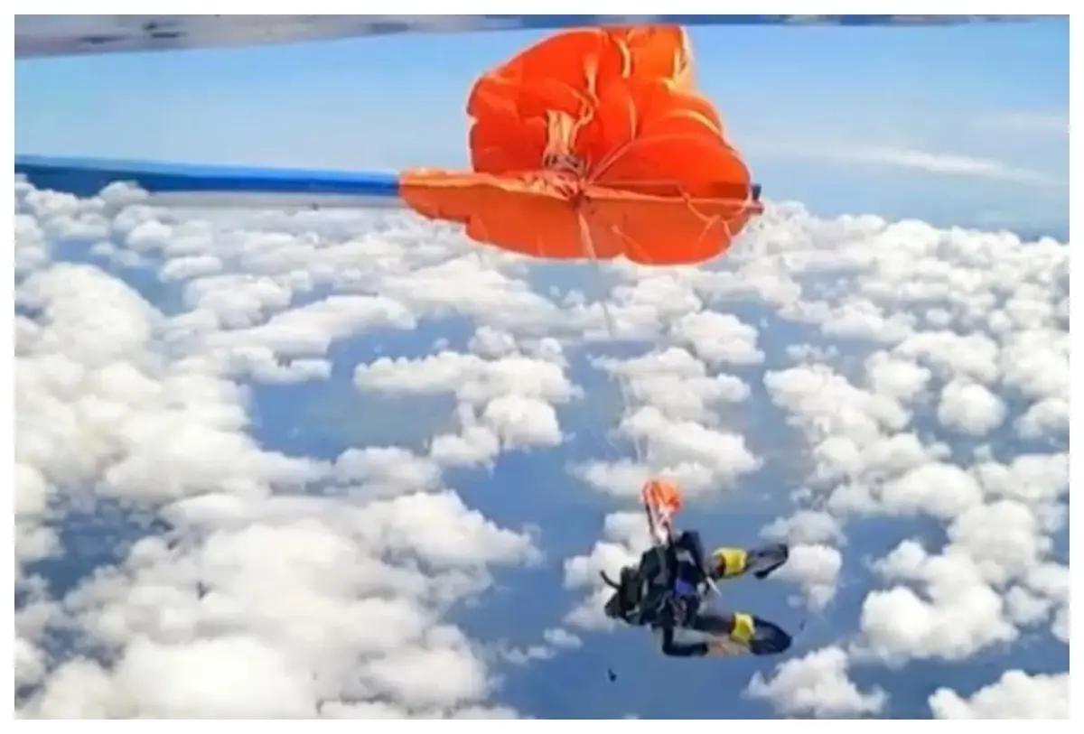 Paracaidista queda colgado del ala de un avión tras activarse su paracaídas por error en Australia