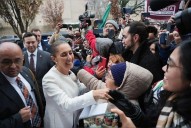 Sheinbaum advierte desde EU: «defenderemos a México y a migrantes»