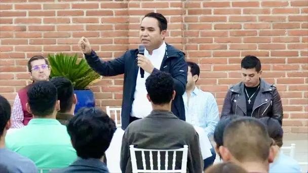 Heriberto Aguilar se reúne con jóvenes navojoenses