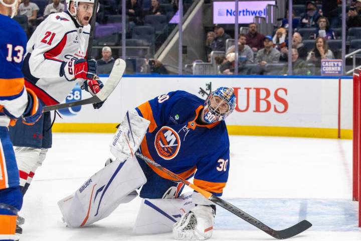 Ilya Sorokin, Patrick Roy brush off miscue in Islanders' loss