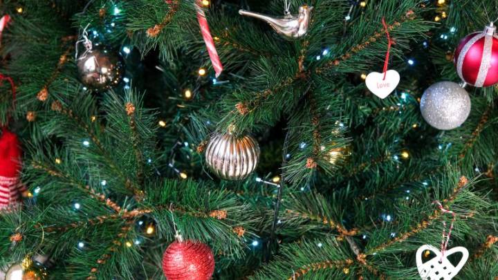 Por qué tu alergia empeora cuando estás cerca de los árboles de Navidad