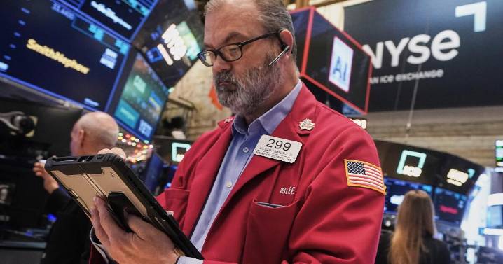Stock market hits record highs, even as worries about an AI bubble continue