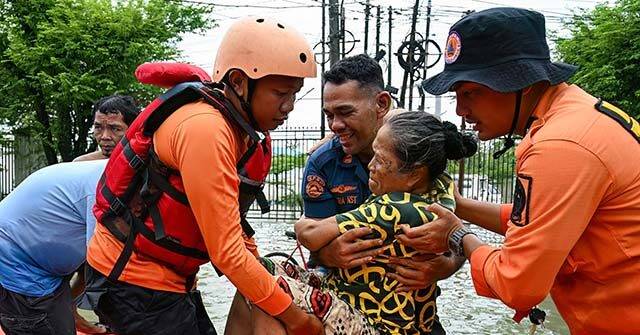 Floods and Landslides in Indonesia Kill over 800