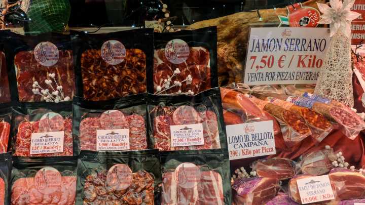 Almudena: "Cuando me llega la cesta de Navidad a casa, es una fiesta, tiene una barra de chorizo, una barra de salchichón, una pieza de queso, turrones, mantecados, vino, champán, bombones..."