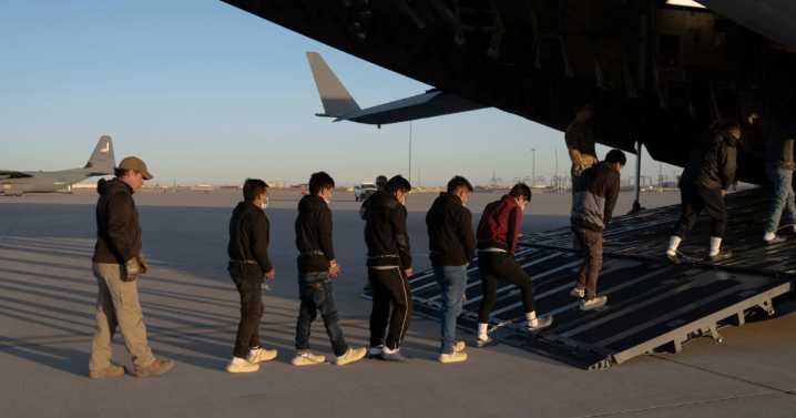 EE.UU. presume “avance histórico”: 600 mil migrantes deportados y 1,9 millones que salieron por su cuenta en menos de un año