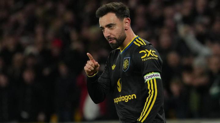 Two-goal Bruno Fernandes leads rampant Manchester United to 4