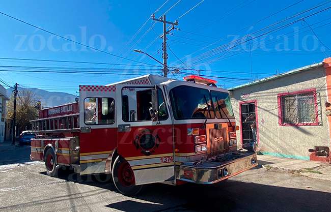 Deja cargando el celular cerca de su cama y corto circuito provoca un incendio