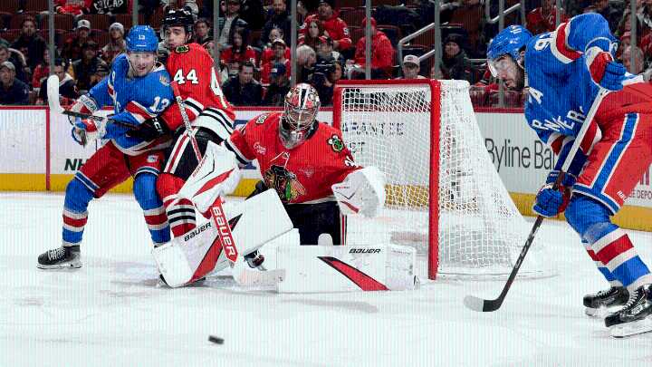 Knight makes 21 saves, helps Blackhawks shut out Rangers