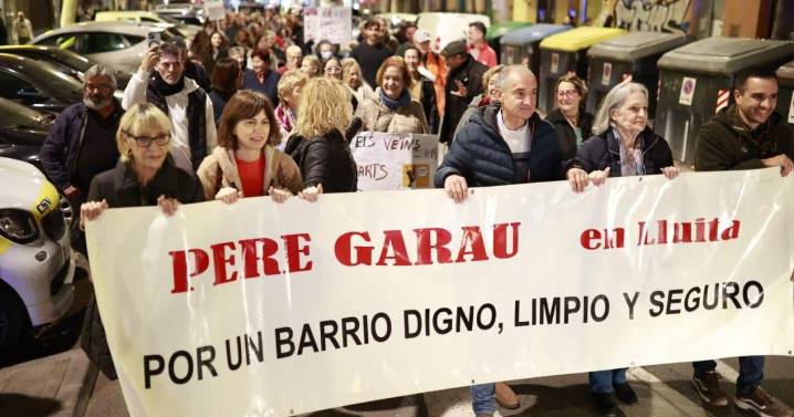 Los vecinos de Pere Garau se echan a la calle «hartos del incivismo y la suciedad»