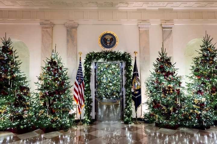 Así se ha decorado la primera Navidad de los Trump en su regreso a la Casa Blanca: retratos de Lego, una casita de jengibre y miles de mariposas