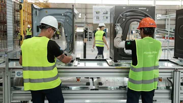 Luis Caputo minimizó el cierre de Whirlpool en Pilar