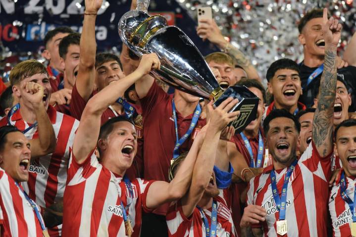 ¡Rendirse jamás! Estudiantes campeón, del empate agónico al festejo en los penales: siempre encuentra una carta ganadora