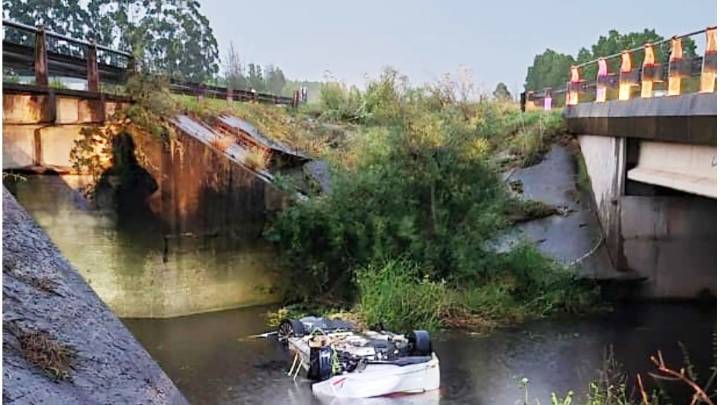 Ruta 14: un auto cayó desde un puente bajo lluvia torrencial