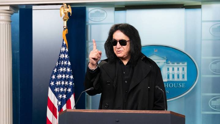 Trump hosts Kennedy Center honorees in Oval Office for medal presentation ceremony