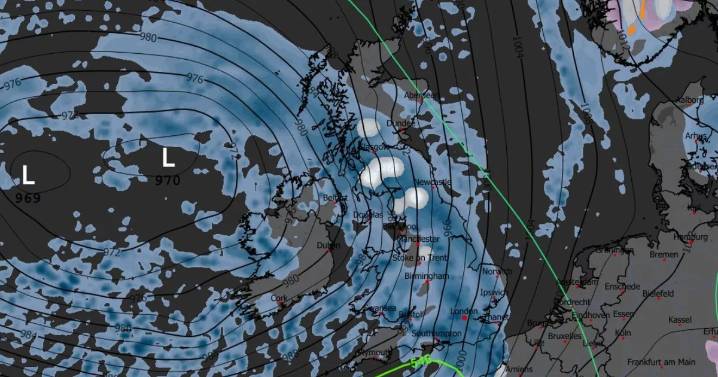 UK snow: Widespread snowfall forecast in just hours with 10 towns hit as maps turn white