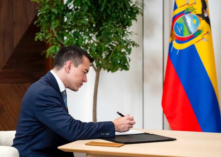 Corte Constitucional debe revisar tratado de Ecuador con EAU