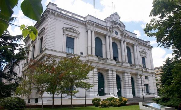 Cambia el horario de atención en los bancos de La Plata: cuándo abren y cierran