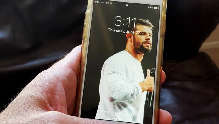 Steven Furtick Sets New Picture Of Himself As IPhone Wallpaper