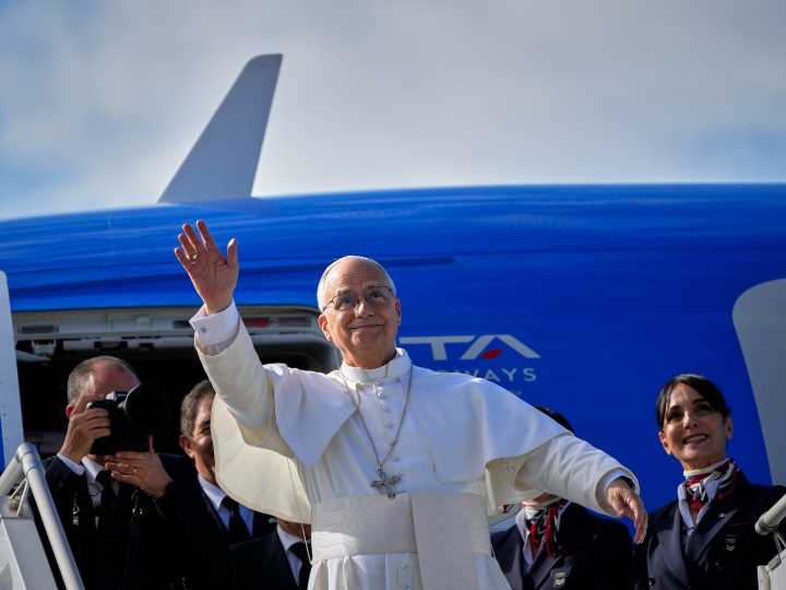 León XIV cierra su gira en el Líbano con una misa ante 150 mil personas y una oración en el devastado puerto de Beirut